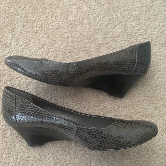 Tahari Gray Snake Wedges, Faux Snakeskin, NWT, Size 10 - Picture 6 of 6